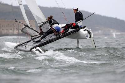 Santiago Lange y Cecilia Carranza, en la Bahía de Guanabara. (AFP)