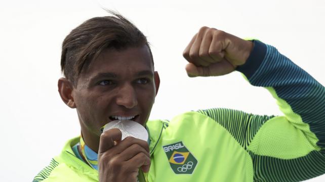 Isaquias Queiroz obtuvo este martes la medalla de plata para Brasil. Foto: Reuters %image_alt%