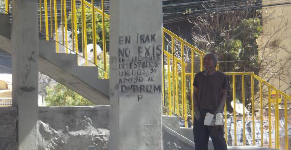 Un vagabundo boliviano tiene una excelente aptitud para el dibujo. En una de sus obras emitió su respaldo a la candidatura de Donald Trump.