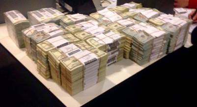 Los 4,6 millones de dolares secuestrados en una caja de seguridad de Florencia Kirchner.