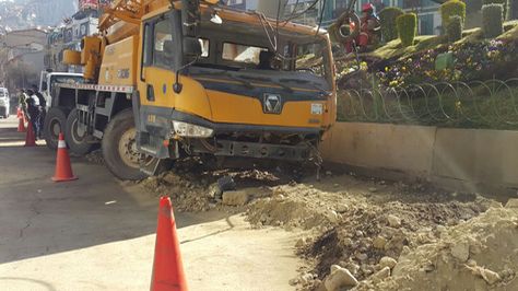 Así quedó la grua que se chocó con el parapeto que se encuentra a la altura de la pasarela de la Perez Velasco. Foto: Angel Guarachi