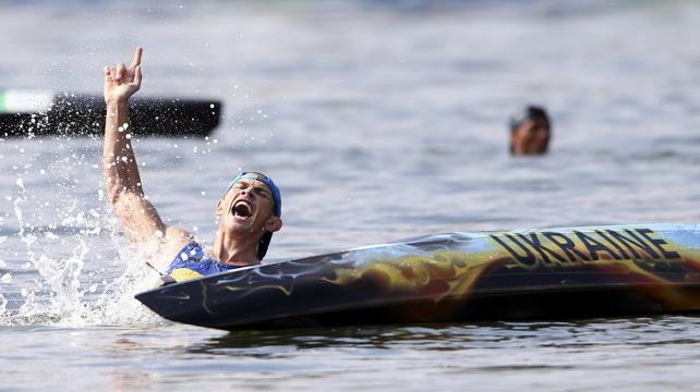 El ucraniano Yuriy Cheban celebrando su triunfoen la Lagoa Rodrigo de Freitas. Foto: Reuters %image_alt%
