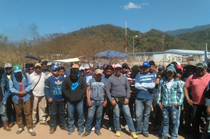 Los pobladores de Caraparicito exigen pago de sueldos y beneficios a Total. Foto: Gentileza