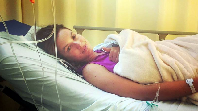 La periodista Charlie Webster en estado de coma. Foto: Facebook %image_alt%