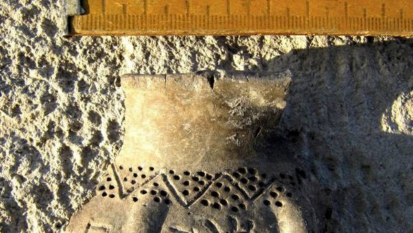 El fragmento cerámico de más de 5.000 años en el que se observa un trazo que recuerda a una esvástica/EFE.
