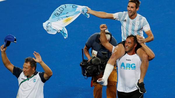 Carlos Retegui lleva en andas a Matías Paredes (se lesionó en la semifinal) y festejan el oro. (EFE)