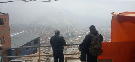 Pobladores de El Alto observan el humo que cubrió la ciudad de La Paz la madrugada de este viernes 19 de agosto de 2016. Foto: Jorge Asturizaga