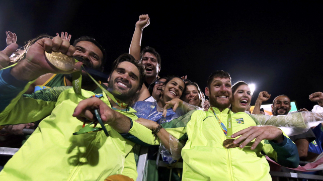 Alison y Bruno festejando su triunfo con el público. Foto: Reuters %image_alt%