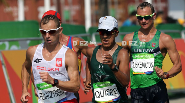 Quispe (centro) en plena competencia por el km 20. Foto: Reuters %image_alt%