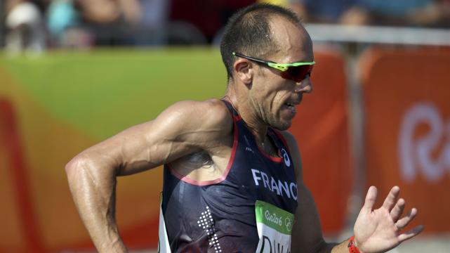 El francés poco después del km 35 de la final olímpica sufrió un desvanecimiento. Foto: Reuters %image_alt%