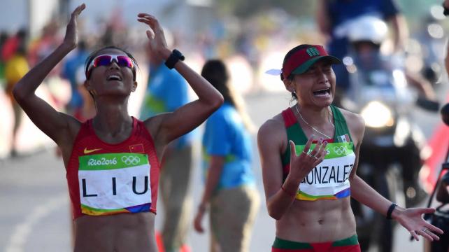 La china Hong Liu (izq.) cruza la meta superando a la mexicana Sánchez (dcha.) que se lamenta por ceder el oro en el último kilómetro. Foto. Reuters %image_alt%
