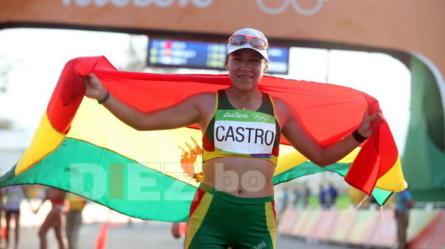 Castro hizo flamear la bandera tras llegar a la meta. Foto: Jorge Uechi/Enviado especial %image_alt%