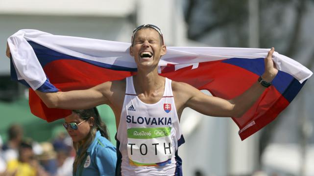 Toth al llegar a la meta de los 50 kilómetros en el primer lugar. Foto: Reuters %image_alt%