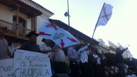 Autoridades cívicas de Chuquisaca reunidas en una movilización en la Plaza 25 de Mayo en defensa del campo Incahuasi. Foto: La Razón - archivo