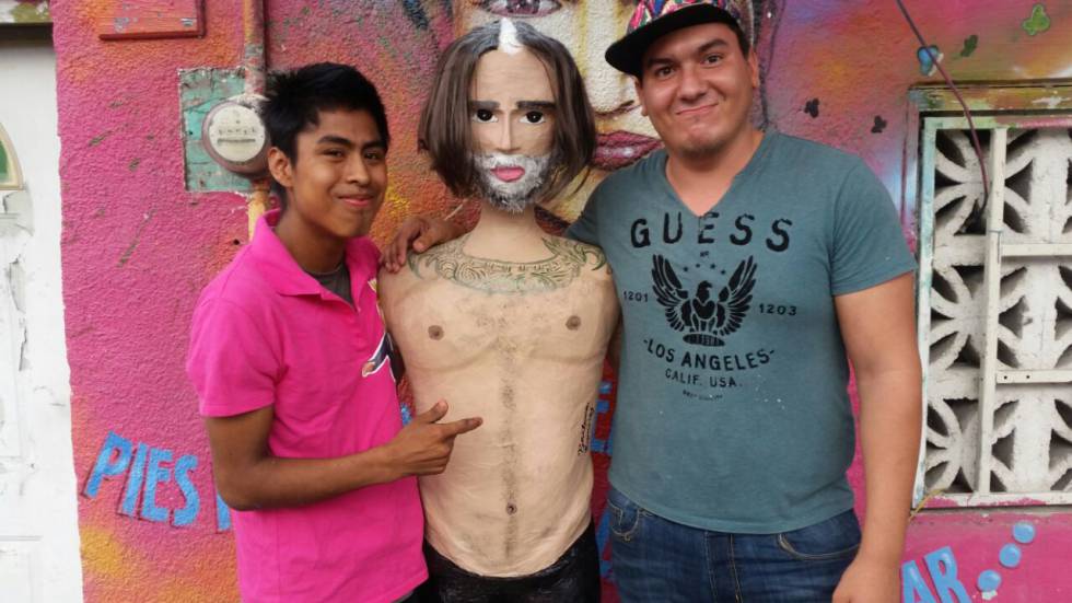 Una imagen de la piñata de Alejandro Fernández. Una imagen de la piñata de Alejandro Fernández.
