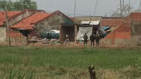 Parte del muro perimetral que el viento derrumbó en el penal de Mocovi, en Trinidad. Foto: ABI