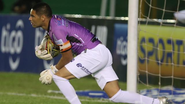 Iván Brun fue la principal figura en Petrolero de Yacuiba. Foto: Fuad Landivar %image_alt%