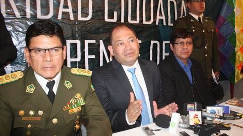 El ministro de Gobierno Carlos Romero junto a autoridades policiales en conferencia de prensa. Foto: MinisteriodeGobierno 
