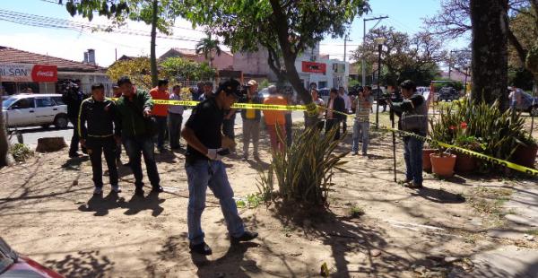 El momento en que recolectan pruebas en el lugar de la balacera