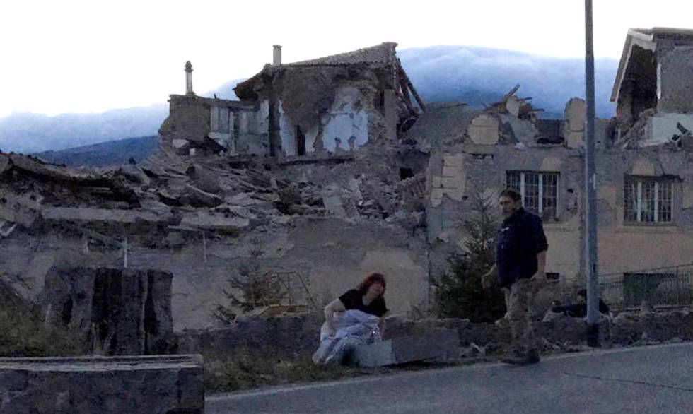 Habitantes del poblado de Amatrice permanecen en la calle luego del terremoto de 6,2 grados de este miércoles.