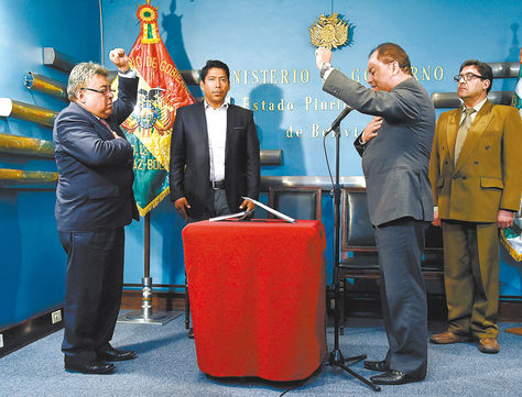 Posesión. El Ministro de Gobierno toma juramento a Rodolfo Illanes, nuevo viceministro de Régimen Interior. Foto: Pedro Laguna