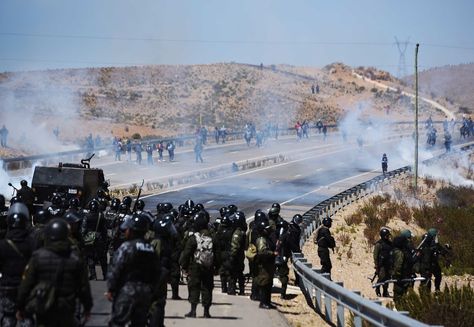 Enfrentamientos entre policías y cooperativistas mineros en la localidad de Panduro.
