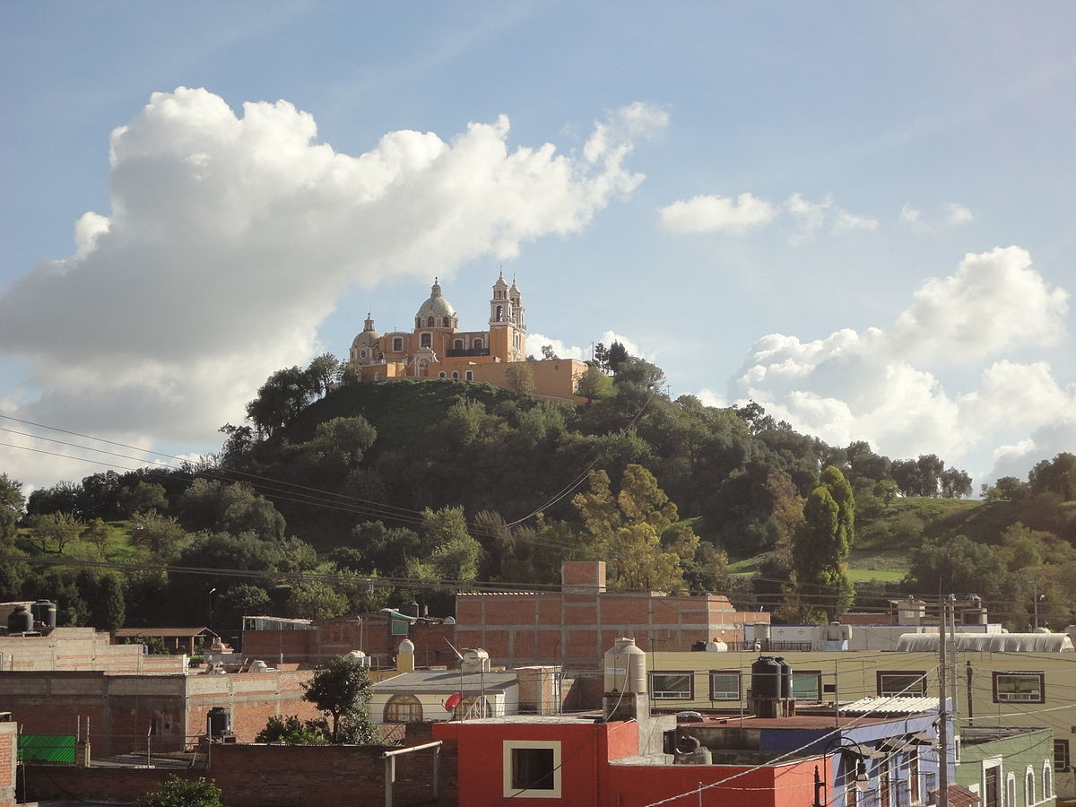 Vista norte de la Pirámide de Cholula con el Santuario de la Virgen de los Remedios