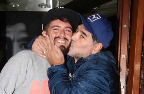 Maradona y su hijo Diego Junior. Foto: @clarincom