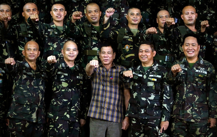 El presidente de Filipinas, Rodrigo Duterte, junto a soldados durante una visita al campo militar Capinpin en Tanay, Filipinas, junto a soldados durante una visita al campo militar Capinpin en Tanay, Filipinas