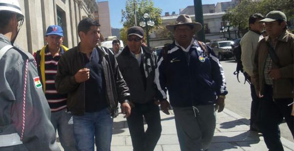 Guido Mitma llegando al Palacio de Gobierno acompañado de otros dirigentes de la COB para instalar las negociaciones