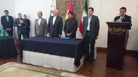 La firma del acuerdo entre el Gobierno de Irán y Bolivia en Santa Cruz. Foto ABE