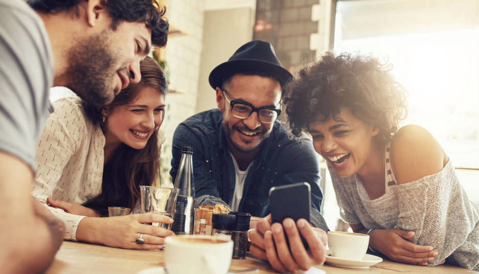 Preferimos disfrutar con amigos que coger la fregona. (iStock)