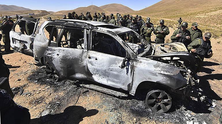Policías revisan el vehículo del viceministro Illanes. Los cooperativistas hicieron explotar el auto. | APG