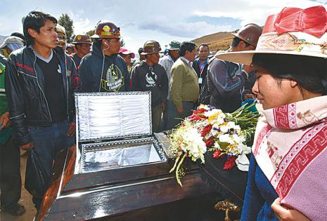 LUTO DE LOS MINEROS. Uno de los cooperativistas fallecidos fue velado en la carretera Cochabamba-Oruro, donde había bloqueos