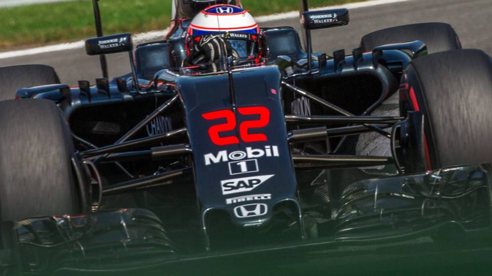 Foto: Jenson Button sobre el asflato de Spa-Francorchamps.