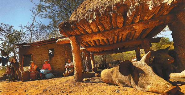 por aquí no pasó la difusión en esta casa ya se inscribieron para votar, pero necesitan información Teresa, Ignacia y Porfiria son tres generaciones de una misma familia. Están preocupadas porque su chaco de maíz se secó antes de dar mazorcas para comer t