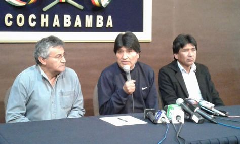 Evo Morales (centro) en la conferencia de prensa en Cochabamba. Foto: Fernando Cartagena