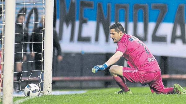 Adentro. Orion contempla cómo la pelota se mete en su arco. El centro atrás de Palacios se le esfumó y fue gol.