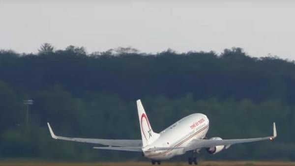 El avión de la compañía marroquí que falló en el primer despegue. (La Vanguardia)
