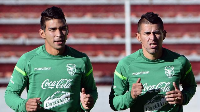 Juan Carlos Arce (Dcha.) está recuperado y puede estar desde el inicio. Foto: Página Siete %image_alt%