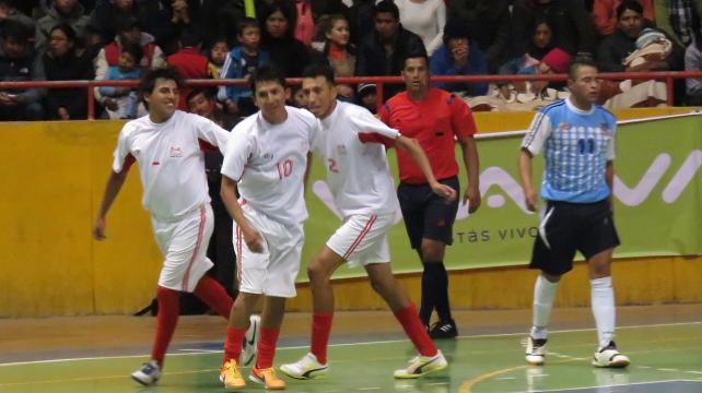 Festejo de los chuquisaqueños por el gol de Marco García. Foto: Etzhel Arturo Llanque %image_alt%