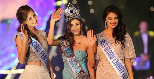 Diana Ascarrunz (Miss World Peace Bolivia), Leyda Suárez (Miss Bolivia Mundo) y María René Rivero (Miss Global Charity Queen)
