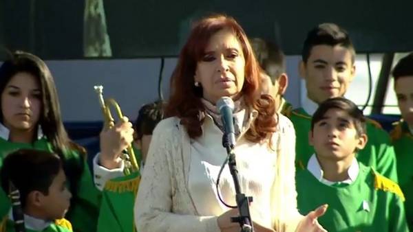 Cristina Kirhcner con militantes en Ensenada.
