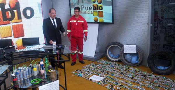 Carlos Romero mostró la dinamita decomisada a los mineros que protestaban en las carreteras