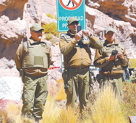 Guardia. Carabineros de Chile vigilan la frontera con Bolivia, cerca del Silala.