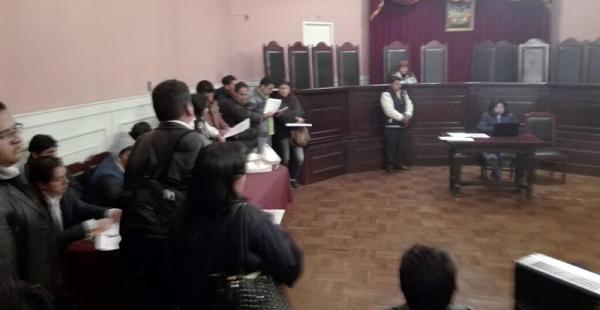 La audiencia cautelar en contra de seis mineros cooperativistas se inició pese a las negativas de la parte defensora