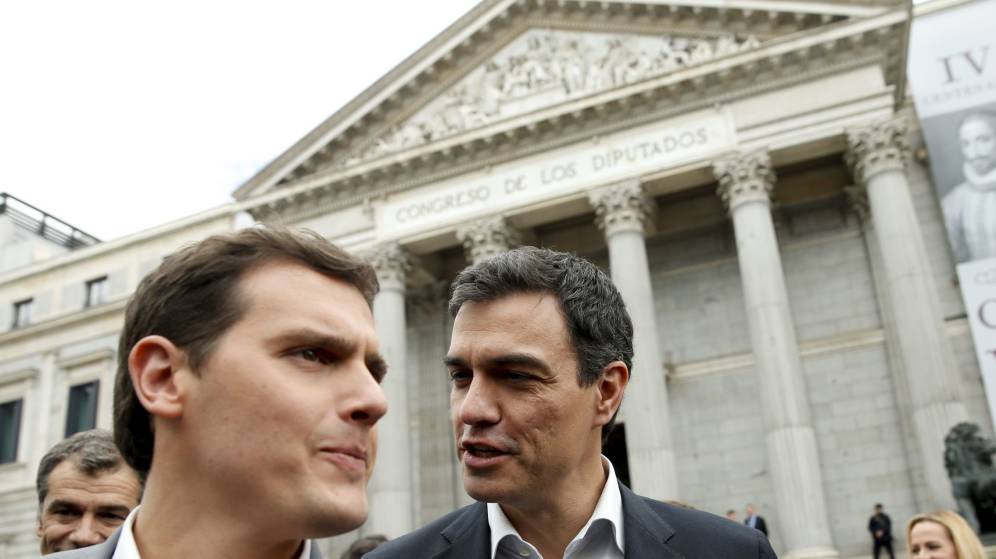 Foto: Pedro Sánchez y Albert Rivera, durante los homenajes en la plaza de las Cortes al VI Centenario de la muerte de Cervantes. (EFE)