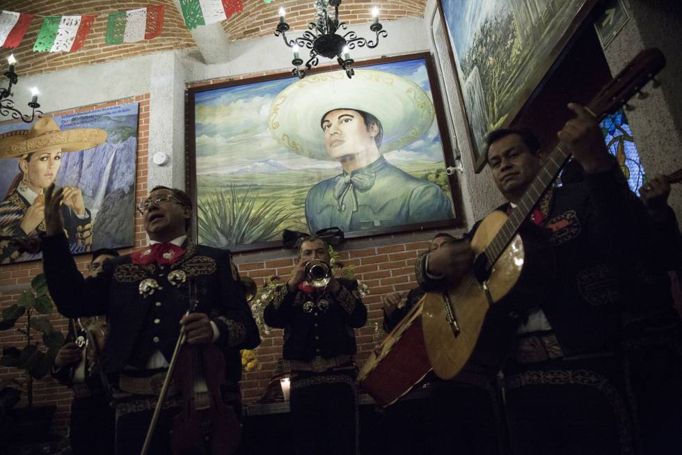 Homenaje a Juan Gabriel, en la cantina Tenampa Homenaje a Juan Gabriel, en la cantina Tenampa