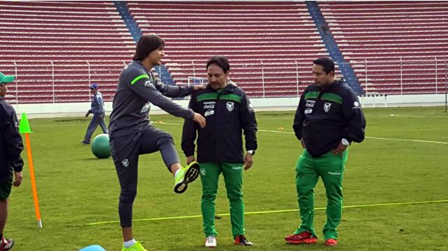 Martins junto al cuerpo médico de la selección boliviana. Foto: FBF %image_alt%