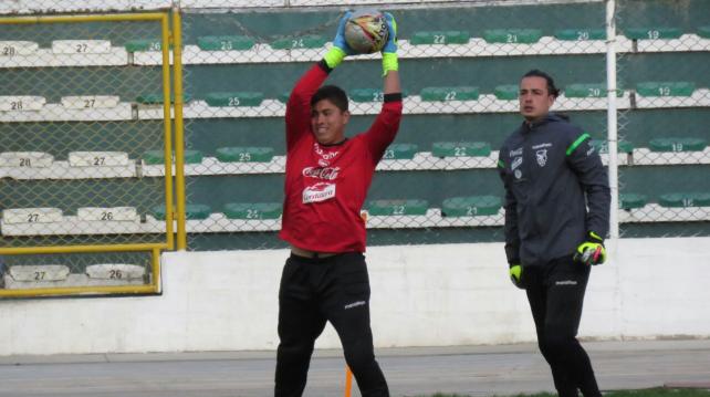 Rómel Quiñónez, Guillermo Viscarra practicando en el estadio Siles. Foto: Etzhel Llanque %image_alt%